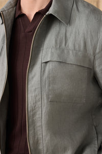 Pánská letní souprava z lněné bundy v šalvějově zelené barvě na zip a hnědých kalhot, elegantní ležérní outfit