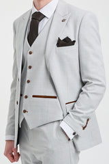 Pánský třídílný tvídový kostkovaný oblek Mark šedé barvy s hnědým lemováním na svatby a plesy