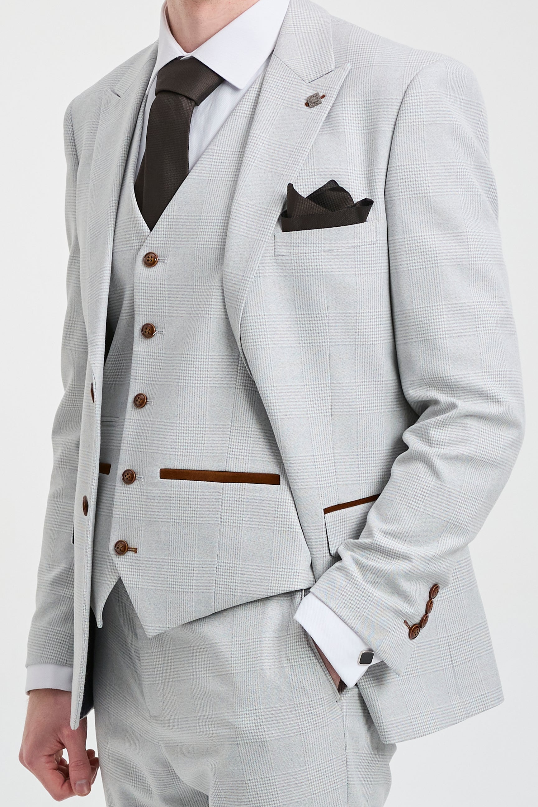 Pánský třídílný tvídový kostkovaný oblek Mark šedé barvy s hnědým lemováním na svatby a plesy