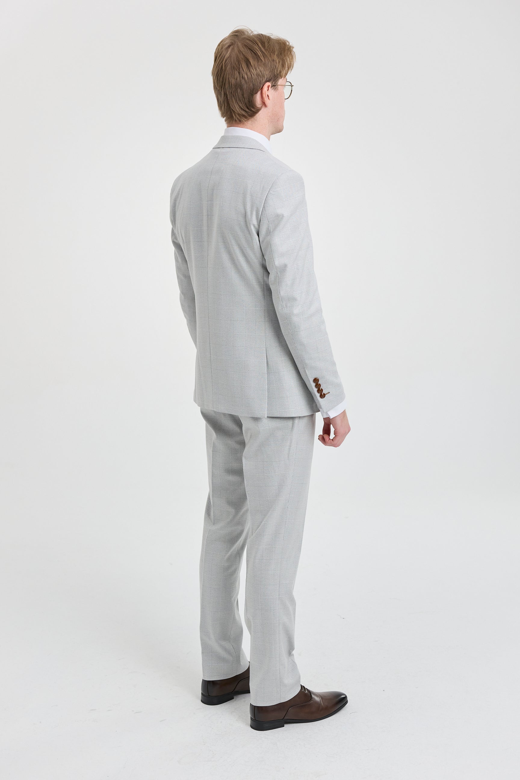 Pánský třídílný tvídový kostkovaný oblek Mark šedé barvy s hnědým lemováním na svatby a plesy