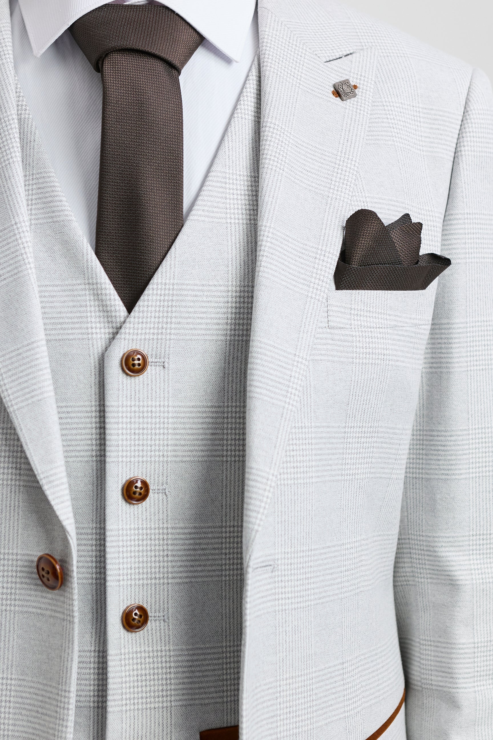 Pánský třídílný tvídový kostkovaný oblek Mark šedé barvy s hnědým lemováním na svatby a plesy