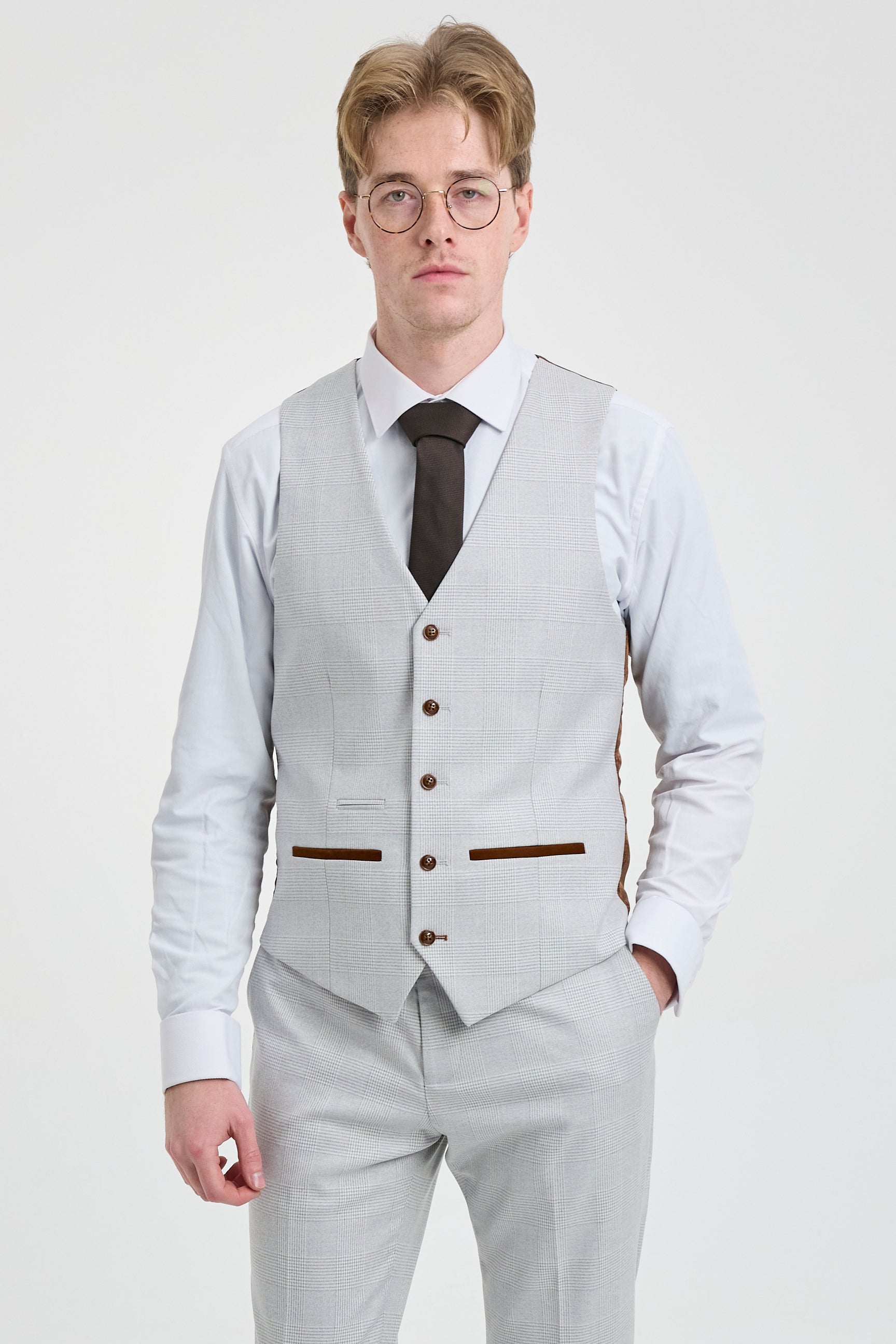 Pánský třídílný tvídový kostkovaný oblek Mark šedé barvy s hnědým lemováním na svatby a plesy