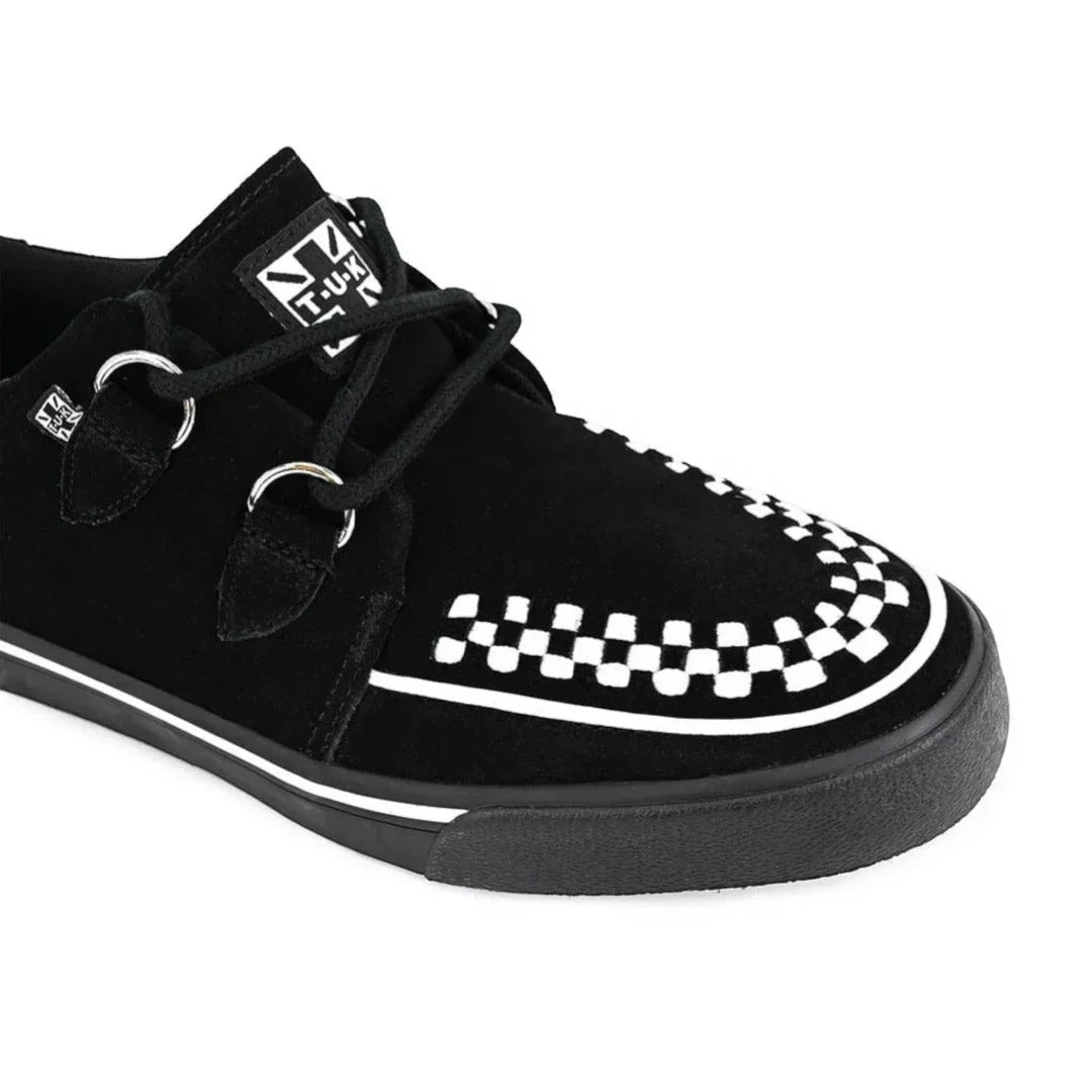 Černé a bílé semišové boty na platformě s špičatým výstřihem