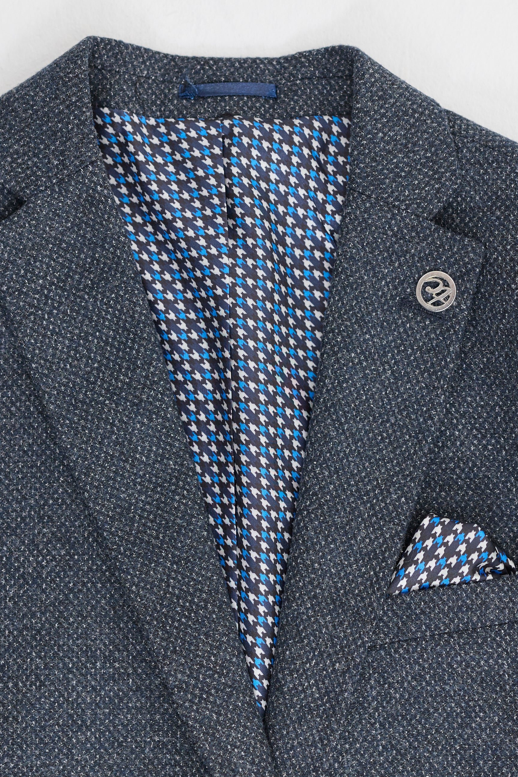 Pánský třídílný oblek v tmavě modré barvě s dvouřadou vestou