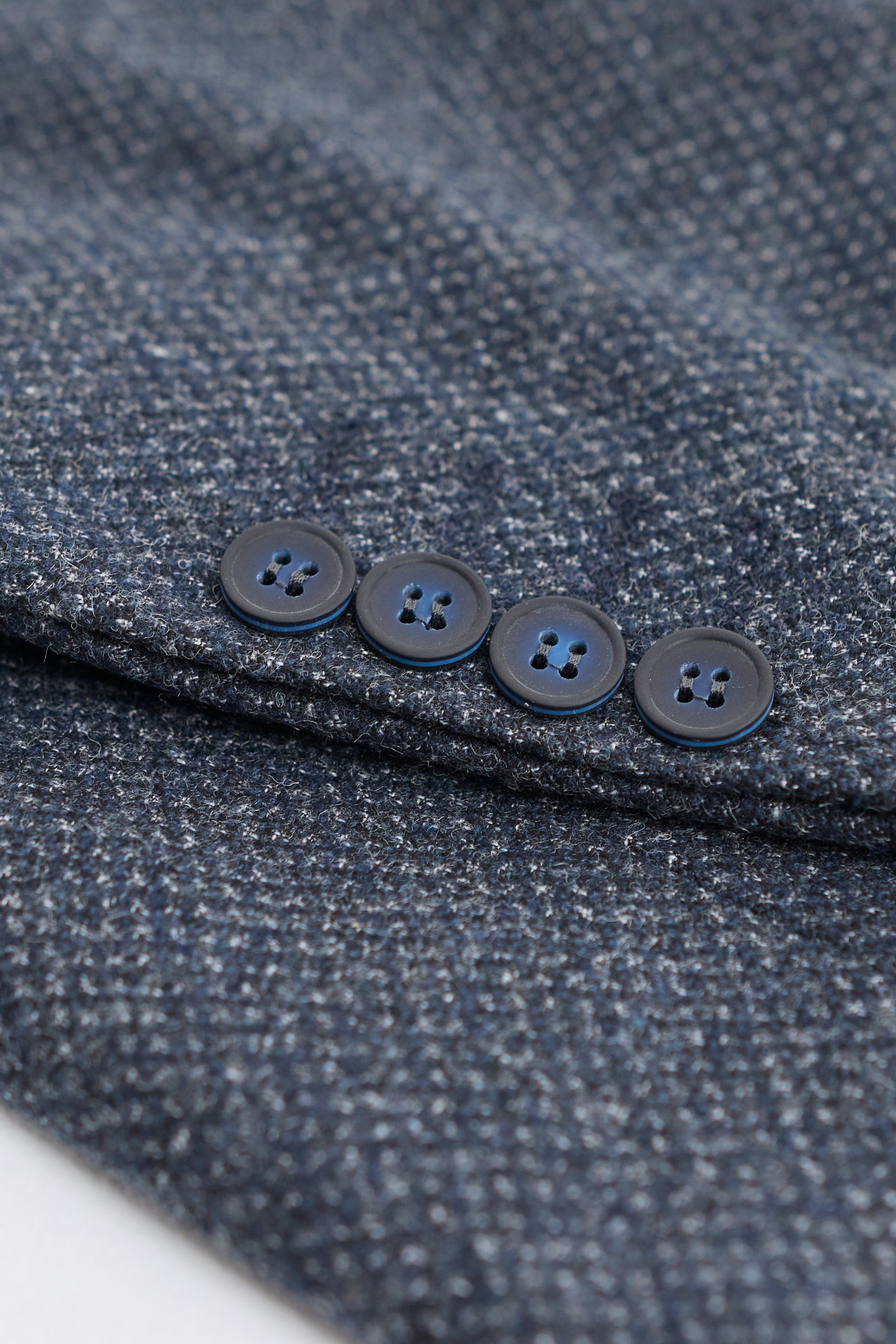 Pánský třídílný oblek v tmavě modré barvě s dvouřadou vestou