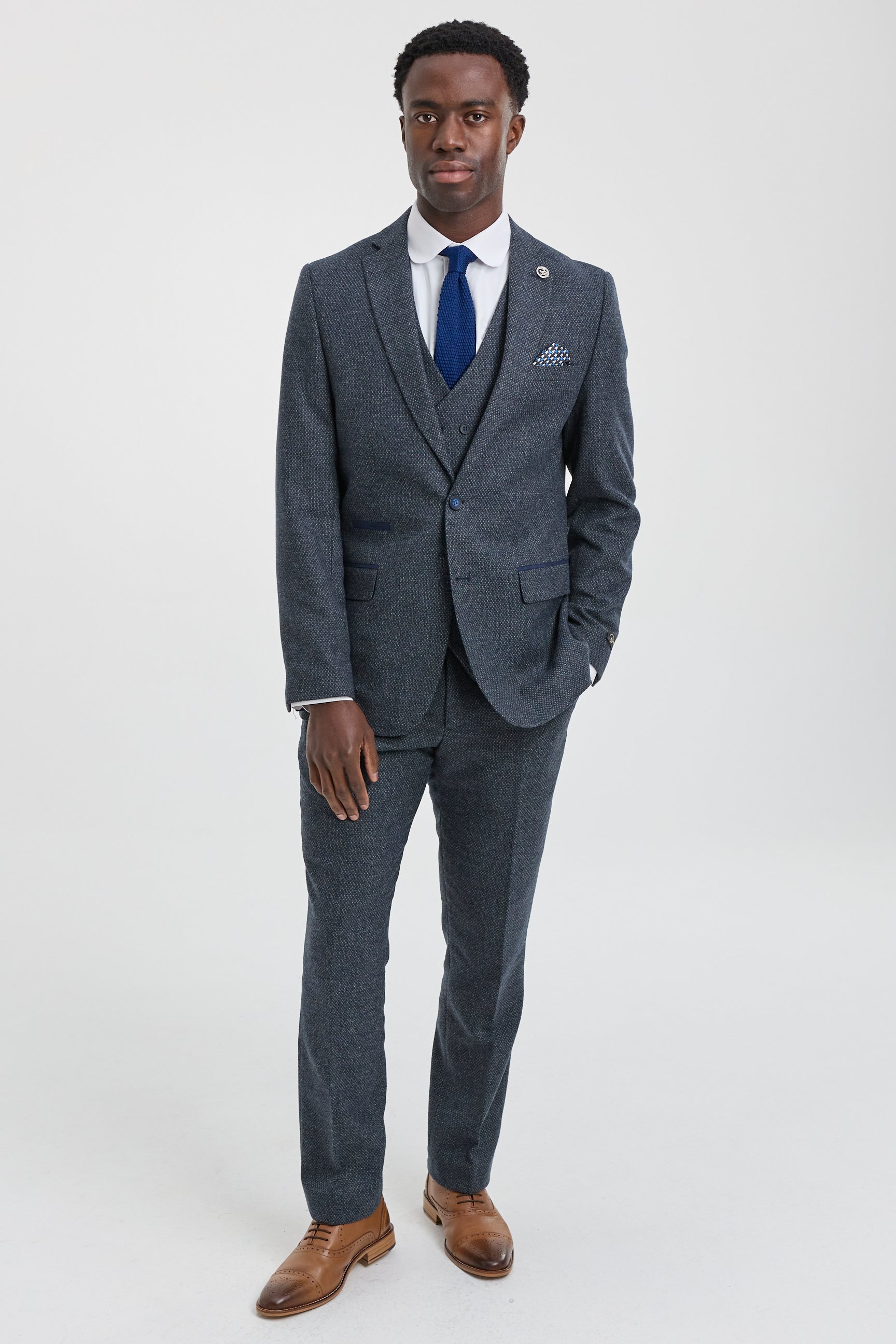 Pánský třídílný oblek v tmavě modré barvě s dvouřadou vestou