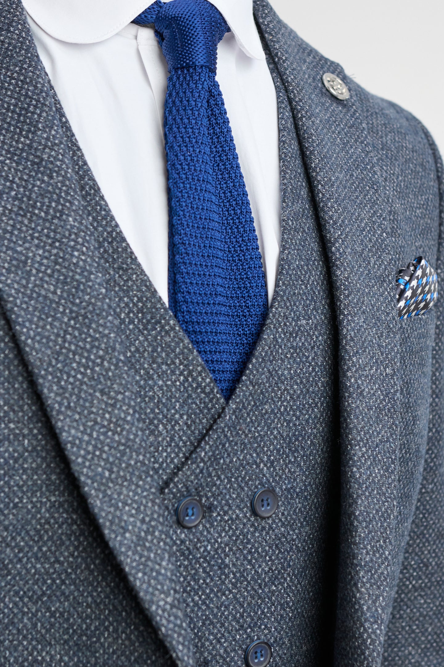 Pánský třídílný oblek v tmavě modré barvě s dvouřadou vestou