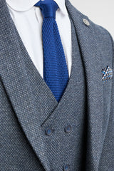 Pánský třídílný oblek v tmavě modré barvě s dvouřadou vestou